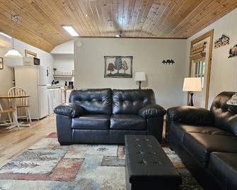 Creek Life Cottage - Hot Springs - Living room