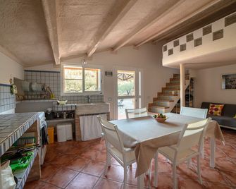 2 Bedroom Eco Farmhouse with Sea Views on an Organic Farm in Tarragona, Spain - Tortosa - Essbereich