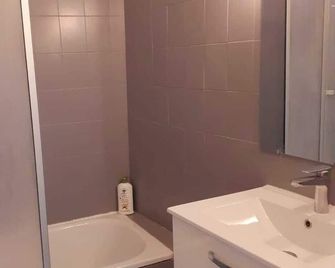 French Cocoon - Fayence - Baño