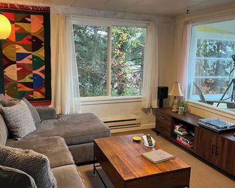 'Old Pine' Rustic Waterfront Cabin w/ Outdoor Tub #CabinVibes - Olympia - Living room