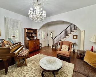 Hallmark Christmas Farmhouse, 6 acres,Huge Pool, Chef’s Kitchen,close to Mt Dora - Sorrento - Living room