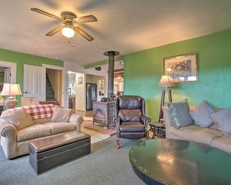 Vintage Farmhouse about 2 half Mi to Mount Pleasant Ski - Cambridge Springs - Living room