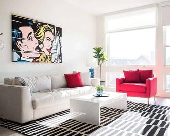 Art-Inspired Loft with Mountain View - Zuni Lofts - Denver - Living room