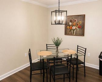 Cozy 2-bedroom apartment with AC in marvelous Tampa - Tampa - Comedor