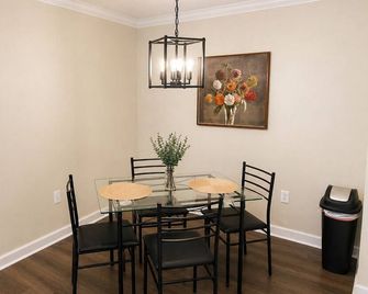 Cozy 2-bedroom apartment with AC in marvelous Tampa - Tampa - Comedor