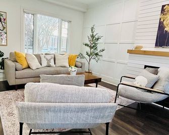Entire house with 5 bedrooms across BU - Brandon - Vardagsrum