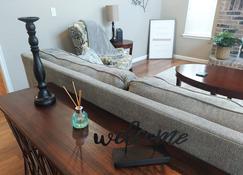 Business / Family Getaway Retreat Sleeps 9 - Tulsa - Living room