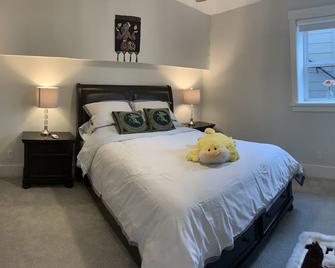 Brand New Entire Guest Suite - White Rock - Slaapkamer