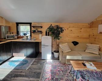 Travelers Haven - Whitefield - Living room