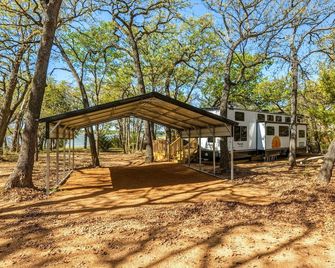 Private Lakeside RV Escape with Hot Tub - Corsicana