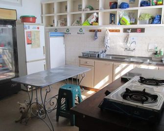 لايت هاوس فارم باك باكرز لودج - كابي تاون - مطبخ