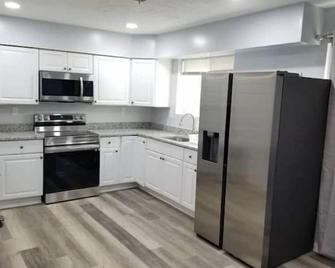 Cheerful 6 bedroom House with free parking wldf - Waldorf - Kitchen