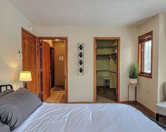 Breezy Hills - Unit 2; Lake Bemidji, King Bed, Kayaks, PB Trail private access - Bemidji - Schlafzimmer