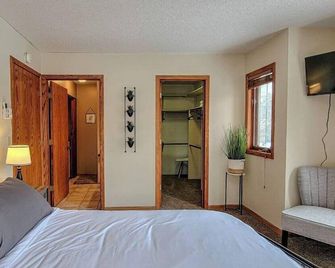 Breezy Hills - Unit 2; Lake Bemidji, King Bed, Kayaks, PB Trail private access - Bemidji - Ložnice
