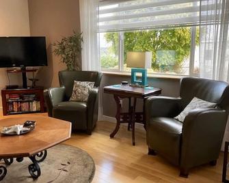 Ocean View and Garden Oasis Suite - Campbell River - Living room