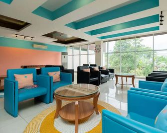 Sans Hotel Bogor Indah Nirwana Puncak - Puncak - Area lounge