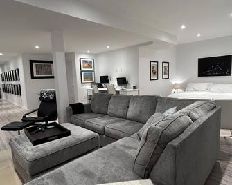 Luxury Executive Studio - Oakville - Living room