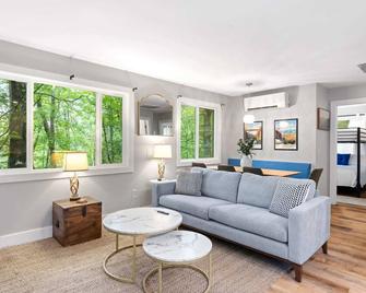 2 Modern Cabins Hot Tub, Fire Pit, Grill - New Market - Living room