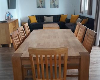 Beautiful and cozy vacation apartment, right next to the Sonnenkopf downhill slope - Klösterle - Dining room