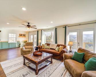 14 Mi to Appalachian Ski Mtn! Family Getaway - Lenoir - Living room