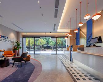 Holiday Inn Express Shanghai Hongqiao Linkong By IHG - Shanghai - Lobby