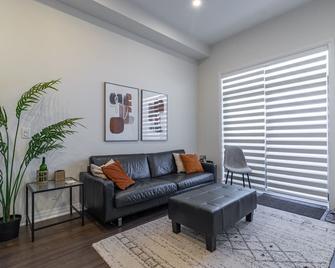 Premium 1 Bed w/ Rental Car, WiFi, Netflix and Prime Included - Milton - Living room