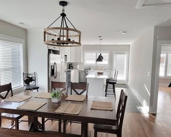 Newly Renovated Farmhouse on Acreage - Morganton - Sala pranzo
