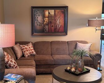 Cozy 2 br Home - Fireplace, Man Cave, Office, & Heated Garage Spaces - Watertown - Wohnzimmer