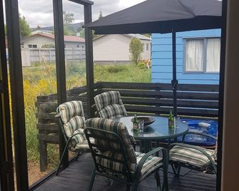 Te Honu House - 13B Millar Street, NP village free wifi, sky TV & Spa pool - National Park Village - Balcón