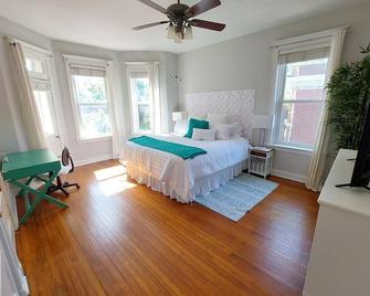 Spacious, Walkable 2 Bedroom Condo with Parking\n\n - 聖路易斯 - 臥室
