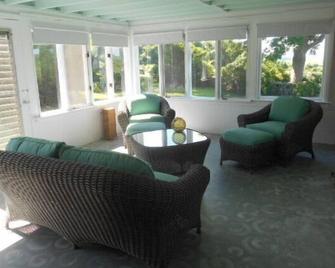 Quiet Rural Setting Near Fogland Beach - Tiverton - Living room