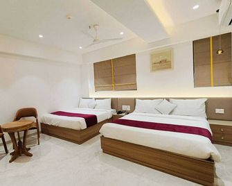 Murli Hotel Luxury Rooms - Surat - Wohnzimmer