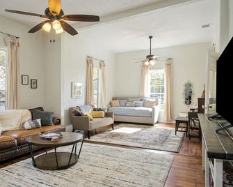 Charming home, downtown Mineral Wells - Mineral Wells - Huiskamer