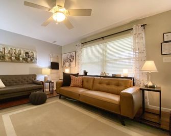 2 Bed plus remote work office. Walk to river trail. - Saint Charles - Huiskamer