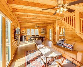 5 Mi to Dwtn: Pagosa Springs Cabin w/ Mtn Views! - Pagosa Springs - Living room