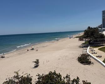 Serenity by the Sea: Stunning Beachfront Studio - Lauderdale-by-the-Sea - Strand