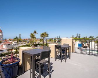Stay in Coronado's Best! Spacious Two Bedroom Unit with Kitchenette! - Coronado - Balkon