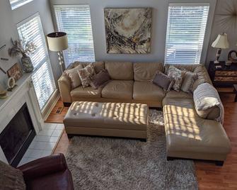 Conveniently located spacious townhome. - Itasca - Living room