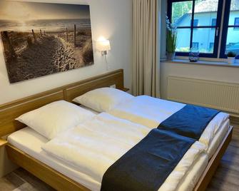 Familienfreundliches Reetdachhaus Weissdorn 2 - Puddemin  - Habitación