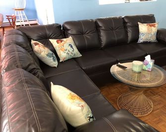 Beach Front On The Bay In Our Rustic, Pet Friendly Cottage 4 Bedroom Cottage by RedAwning - Norfolk - Living room