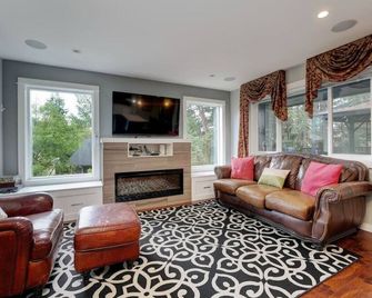 Modern Home in Victoria, BC - Victoria - Living room