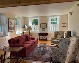 Vermont Charm in the 1840 Gideon Lee House - Chester - Wohnzimmer