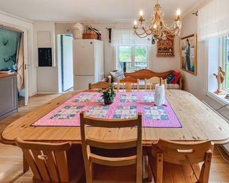 Beautiful home in Gunnarsbytorp with sauna - Kil - Dining room
