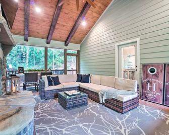 Hootenanny at Horton Creek Creekside Escape! - Helen - Living room