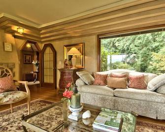 On The Beach! Elegant Waterfront Manor 'The Pearl on Oyster Bay - Bremerton - Wohnzimmer