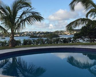 Water Front property with great views, pool, use of Kayaks, & strong Wi-Fi. - Tucker’s Town - Pool