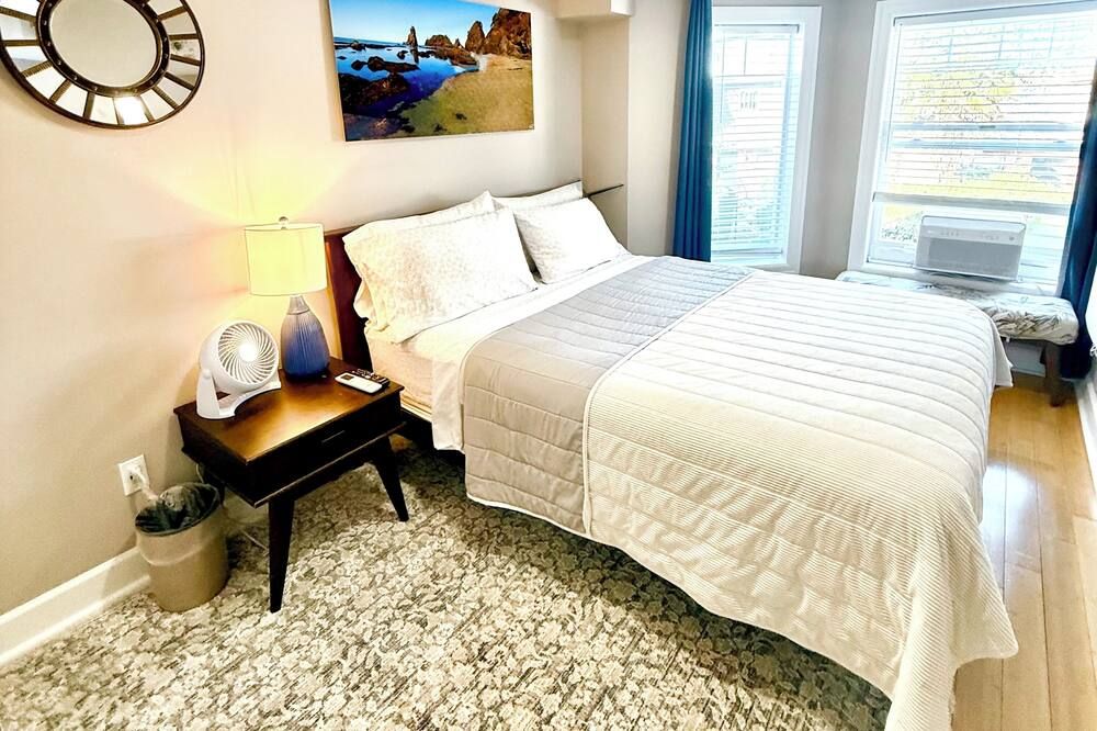 180° Space Needle, downtown, lake, mountains, modern luxury, EV charger - Seattle - Bedroom