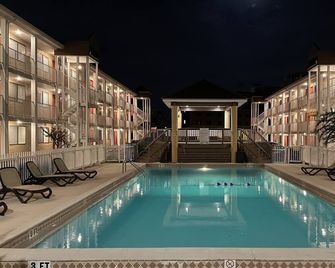Prime location just steps from Florida State University & Doak Campbell Stadium - Tallahassee - Pool