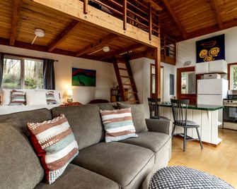 Tranquil Waterfront Cabin on Cain Lake for a Cozy Glamping Getaway in Sedro-Woolley, WA - Sedro Woolley - Living room