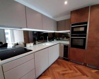 2 Luxury bed Apartment on 50th floor - מנצ'סטר - מטבח